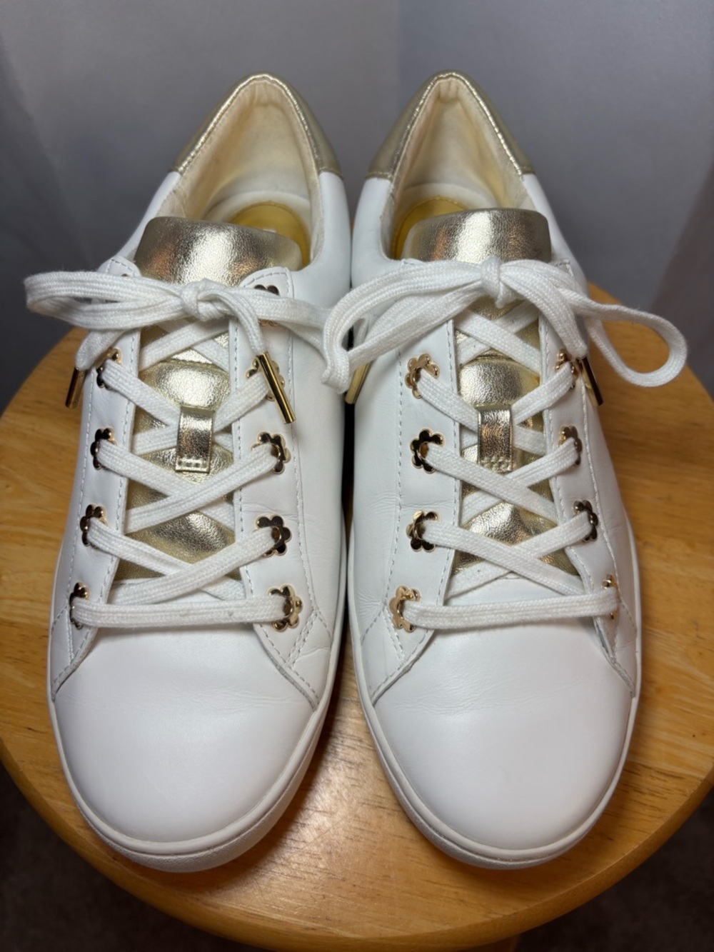 Michael Kors White Leather Sneakers Gold Daisy Eyelets Size 7.5 EUC - Picture 4 of 7